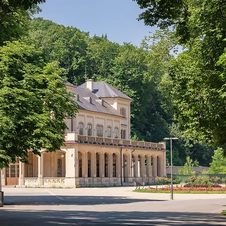 Elegant 2br Letna Walk Prague